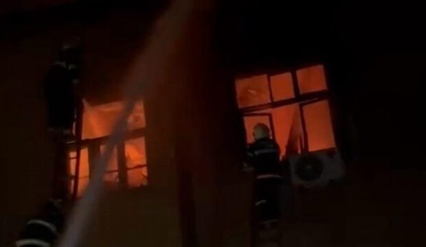 Qarışıq mallar mağazası kül oldu