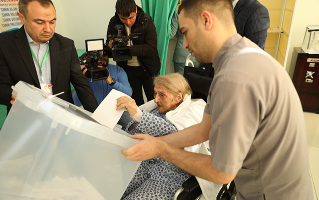 102 yaşlı Fatma Səttarova səs verdi – FOTOLAR
