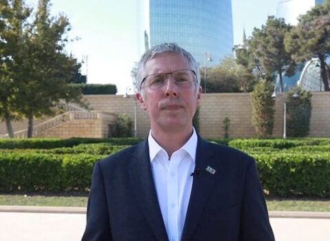 Britaniyanın ölkəmizdəki səfiri AZAL-ın pilotu obrazında – VİDEO