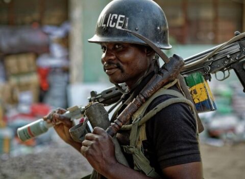 Nigeriyada üsyançılar polisləri öldürdülər