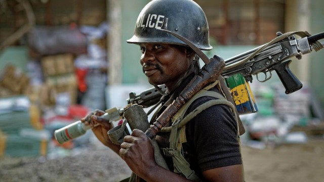 Nigeriyada üsyançılar polisləri öldürdülər