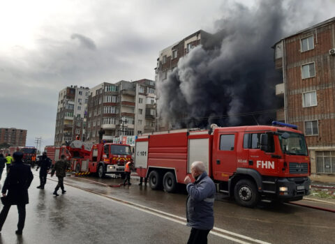 Bakıda yaşayış binasında yanğın: Sakinlər təxliyə edilib, zəhərlənən var