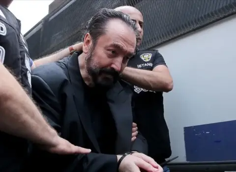 Adnan Oktar iki cinayət işi üzrə bəraət aldı – Məhkəmədən VACİB QƏRAR