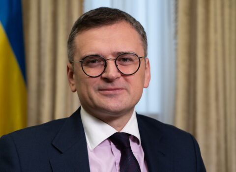 Xarici işlər nazirini it dişlədi – FOTO
