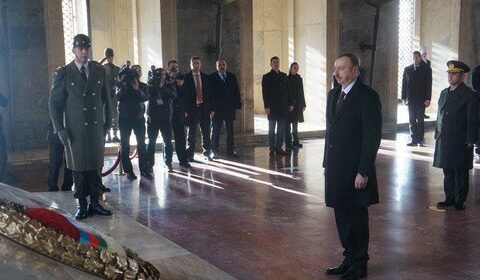 İlham Əliyev Ankarada Anıtqəbiri ziyarət edib