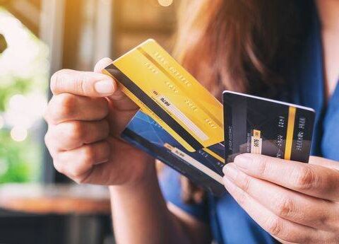 Bank kartlarından oğurluq edən qadınlar saxlanıldı