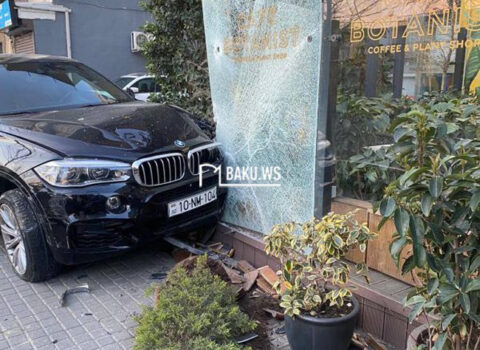 “Prius” sürücüsü qəfil manevr etdi, BMW restorana çırpıldı – VİDEO
