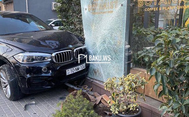 “Prius” sürücüsü qəfil manevr etdi, BMW restorana çırpıldı – VİDEO “Prius” sürücüsü qəfil manevr etdi, BMW restorana çırpıldı – VİDEO