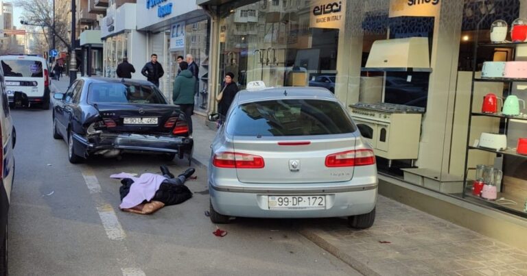 Bakıda taksi sürücüsü 2 avtomobili əzdi, sükan arxasında keçindi Bakıda taksi sürücüsü 2 avtomobili əzdi, sükan arxasında keçindi