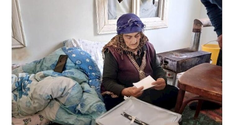 Salyanın 102 yaşlı seçicisi səs verdi – FOTOLAR