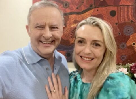 Romantik baş nazir Sevgililər günündə evlənmə təklifi etdi