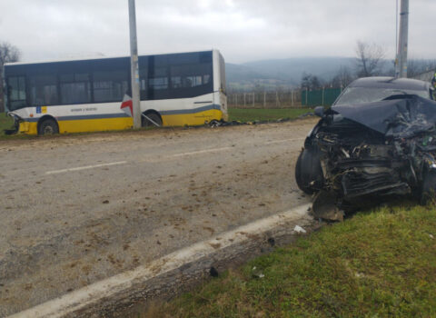 Avtobusla minik maşını toqquşdu –  Bir ölü, səkkiz yaralı var