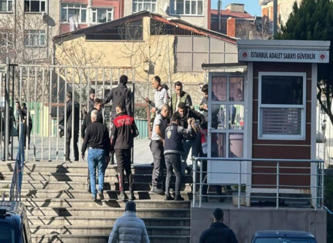 İstanbulda məhkəmə binasına silahlı hücum edən 2 nəfər öldürüldü – VİDEO