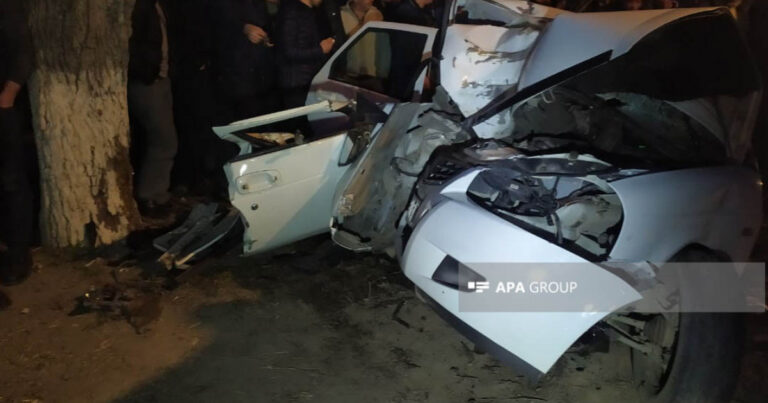 Minik avtomobili ağaca çırpıldı, yaralananlar var – FOTO/YENİLƏNİB
