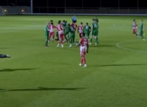 Futbolçular arasında KÜTLƏVİ DAVA: Oyun yarımçıq DAYANDIRILDI – VİDEO