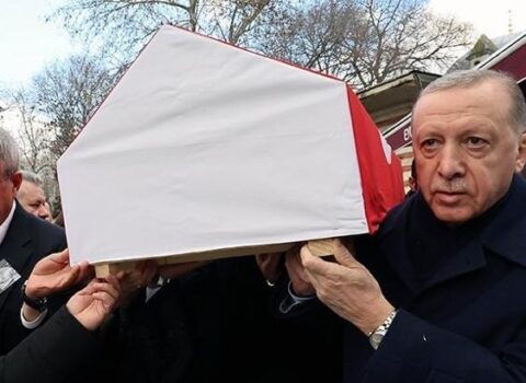 Ərdoğan onu öz çiyinlərində son mənzilə yola saldı – VİDEO