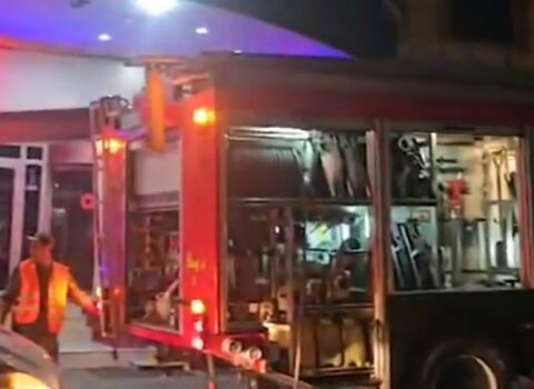 Bakıda hoteldə yanğın: Ana və körpəsi xilas edildi – VİDEO
