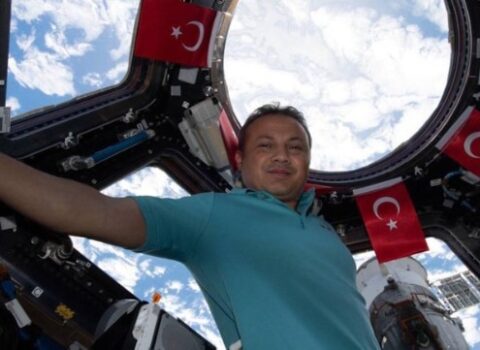 Astronavt Alper Gezeravcı Yerə qayıdır
