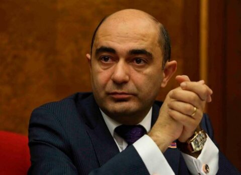 Edmon Marukyan: “İndi adamları Ermənistana tanışlıq yolu ilə buraxırlar?”