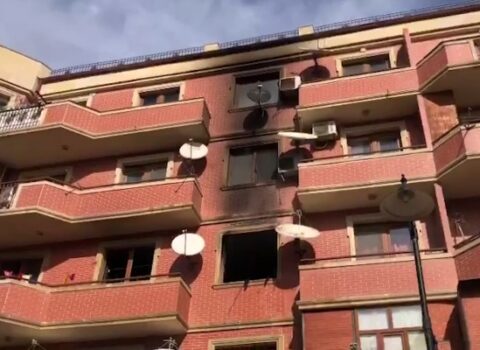 Bakıda binada yanğın, sakinlər təxliyə edildi – VİDEO