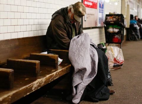 Zibil qutularını gəzən pensiyaçı milyonçu oldu: 700 min avroya 10 ev aldı