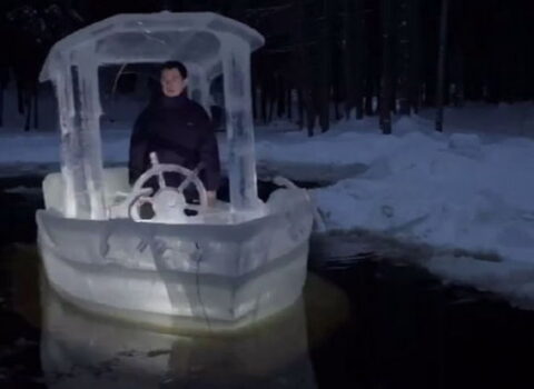 Belaruslu heykəltaraş heç kimin risk etmədiyi işi gördü – VİDEO