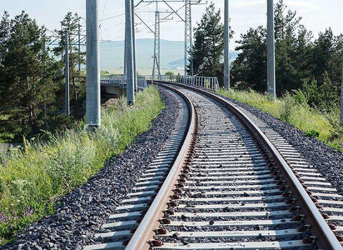 Dəmir yolunda yaralanan qadının vəziyyəti ağırdır – YENİLƏNİB