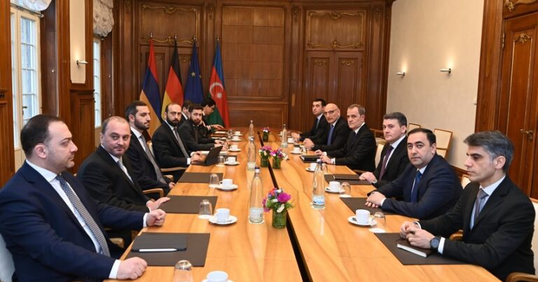 Berlində Azərbaycan və Ermənistan XİN rəhbərlərinin görüşü başladı Berlində Azərbaycan və Ermənistan XİN rəhbərlərinin görüşü başladı