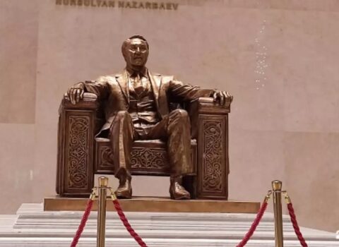 Nazarbayevin daha bir heykəli götürüldü – FOTO