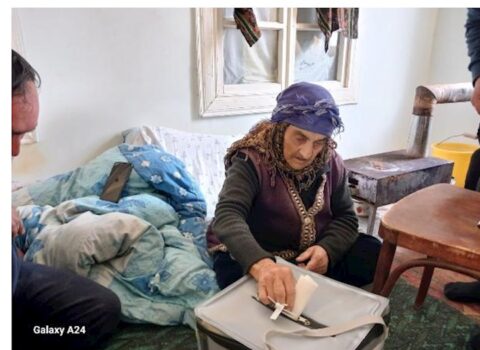 102 yaşlı nənənin İlham Əliyevin rəqibləri ilə seçki zarafatı…