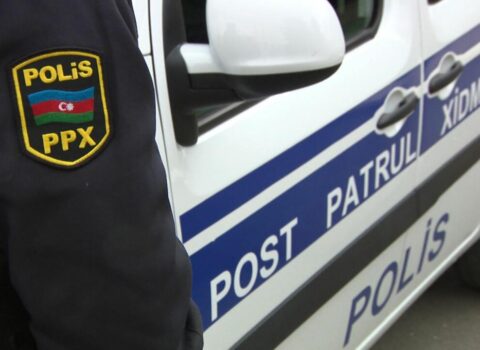 Azərbaycanda küçədə çılpaq gəzən qadını polis saxladı – VİDEO
