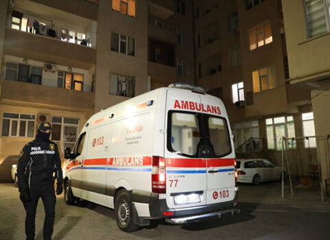 Atasını öldürüb, sonra marketin qarşısında anasını gözləyib – Qətl belə baş verib
