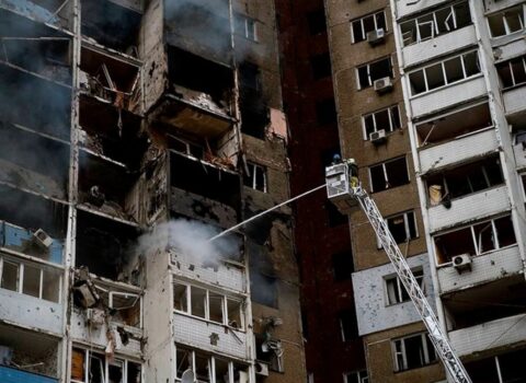 Kiyevdə yaşayış binası raketlə vuruldu, ölənlər və yaralananlar var