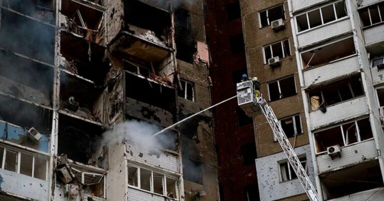 Kiyevdə yaşayış binası raketlə vuruldu, ölənlər və yaralananlar var