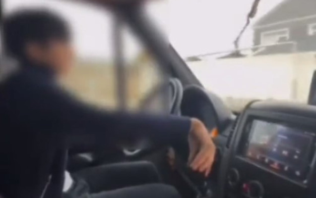 15 yaşlı uşaq avtobus sürdü, atası cəzalandırıldı – VİDEO