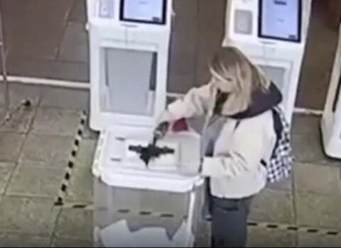 Rusiyada seçki qutularına boya tökdülər, kabinələr yandırıldı – VİDEO