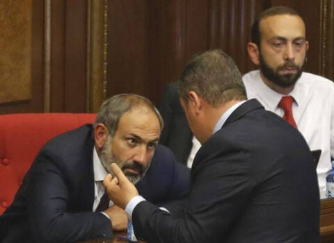 Koçaryanın oğlu ilə Paşinyan arasında gərginlik: Parlamentdə ağız deyəni qulaq eşitmədi – VİDEO