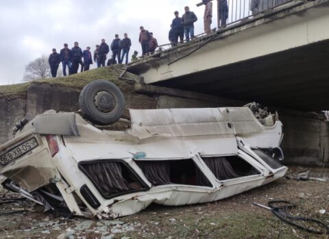 Mikroavtobus dərəyə aşdı – YARALI VAR