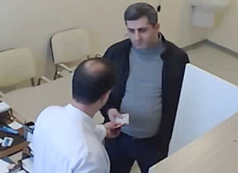 Baş direktorla müavininin rüşvət aldığı görüntülər – VİDEO