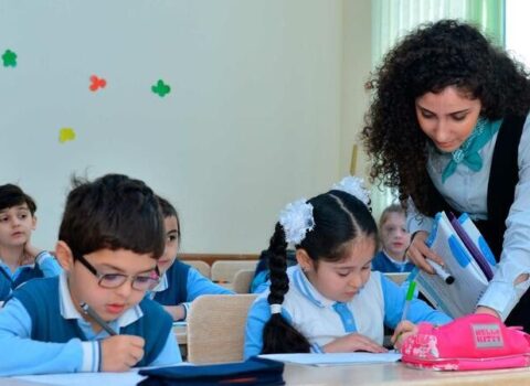 Məktəblərdə müəllimlərin 82,7 faizi qadındır – RƏSMİ