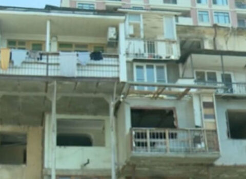 İçərisində yaşayış olan binada söküntü işləri aparılır – İDDİA