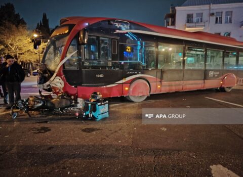Bakıda avtobus motosikletçini vurdu – Sürücü şok keçirir