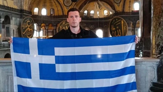 Ayasofyada turistin bu hərəkəti türkləri əsəbiləşdirdi Ayasofyada turistin bu hərəkəti türkləri əsəbiləşdirdi