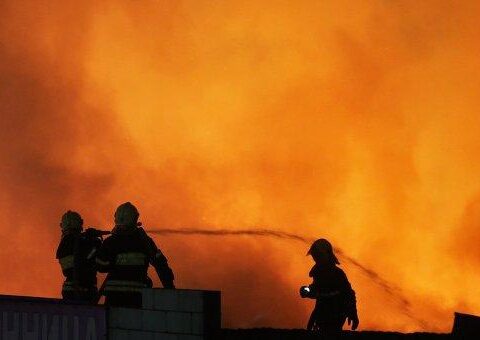 Rusiyada neft emalı zavodunda YANĞIN