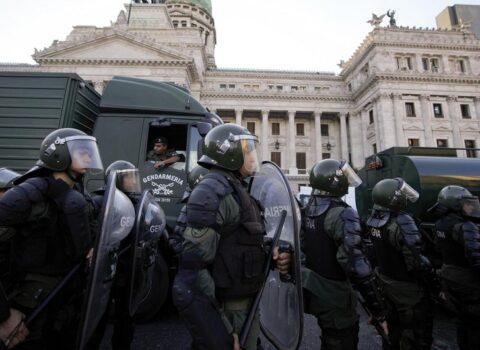 Argentina polisi etirazçıları dağıtmaq üçün gözyaşardıcı qazdan istifadə edib