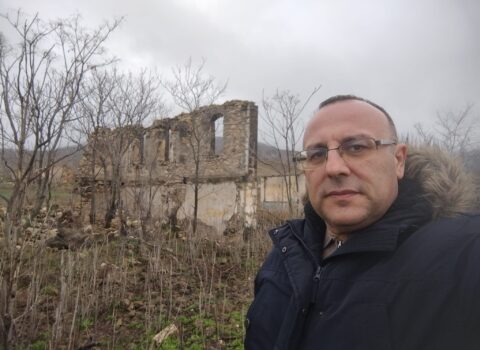 “Dondarlı dağıdılmış xatirələrimin, alt-üst olmuş dünyamın tablosudur” – Baş redaktor işğaldan azad olunmuş kəndində + FOTOLAR  