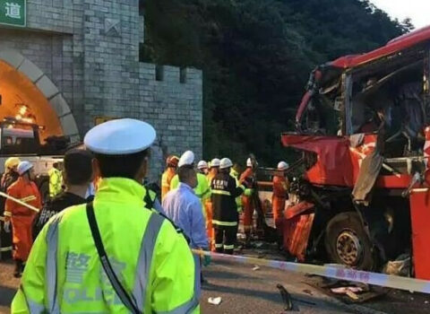 Avtobus tunelin divarına çırpıldı: 14 ölü, 37 yaralı