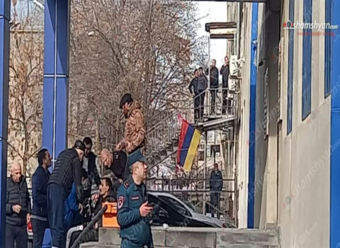 İrəvanda silahlı şəxslər polis idarəsinə hücum etdi – VİDEO/YENİLƏNİB-2