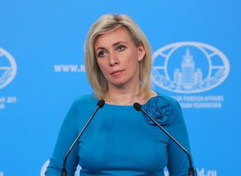 Con Kribi Rusiya rəsmilərini “peyin alverçisi” adlandırdı, Zaxarova sərt cavab verdi