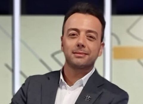 Tanınmış jurnalist evinin qarşısında BIÇAQLANDI